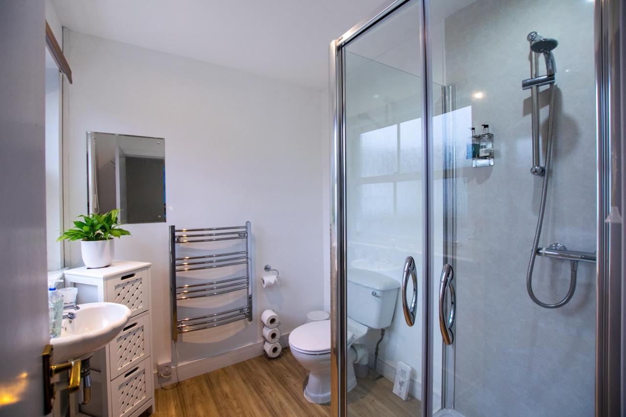 Corran Bunkhouse Hotel Exterior foto A shower room