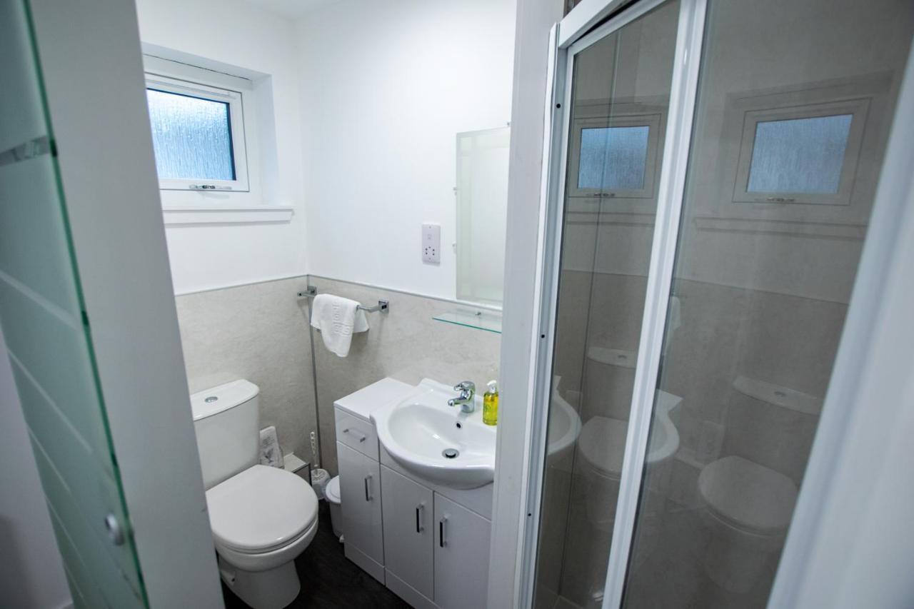 Corran Bunkhouse Hotel Exterior foto A typical shower room
