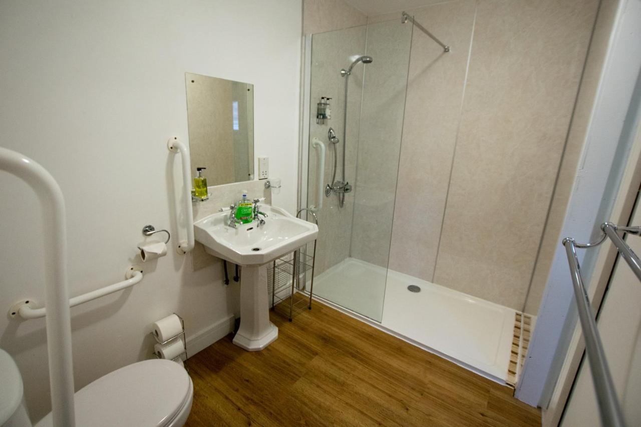 Corran Bunkhouse Hotel Exterior foto A typical bathroom in a student flat