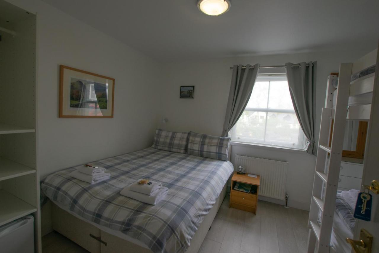 Corran Bunkhouse Hotel Exterior foto A bedroom in a bed and breakfast in Wales