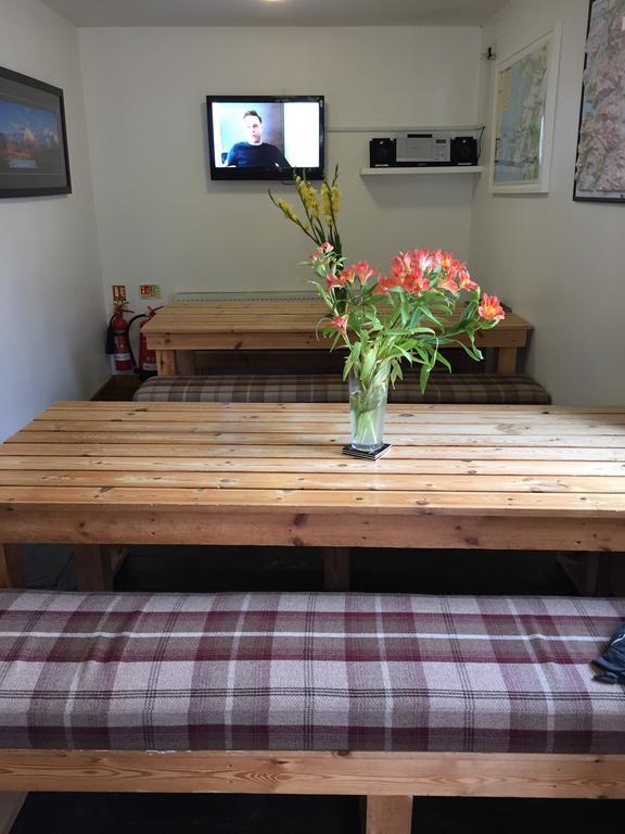 Corran Bunkhouse Hotel Exterior foto A traditional Japanese dining table