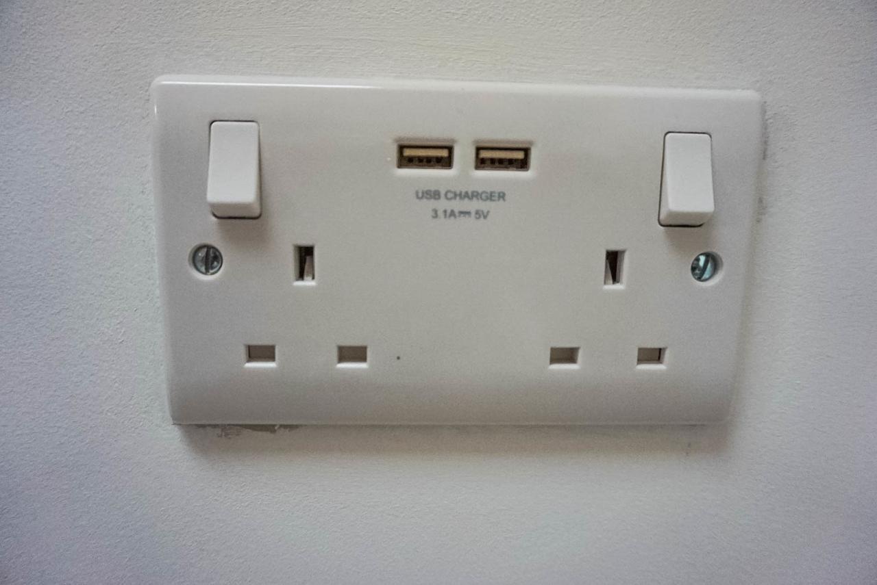 Corran Bunkhouse Hotel Exterior foto A USB charger