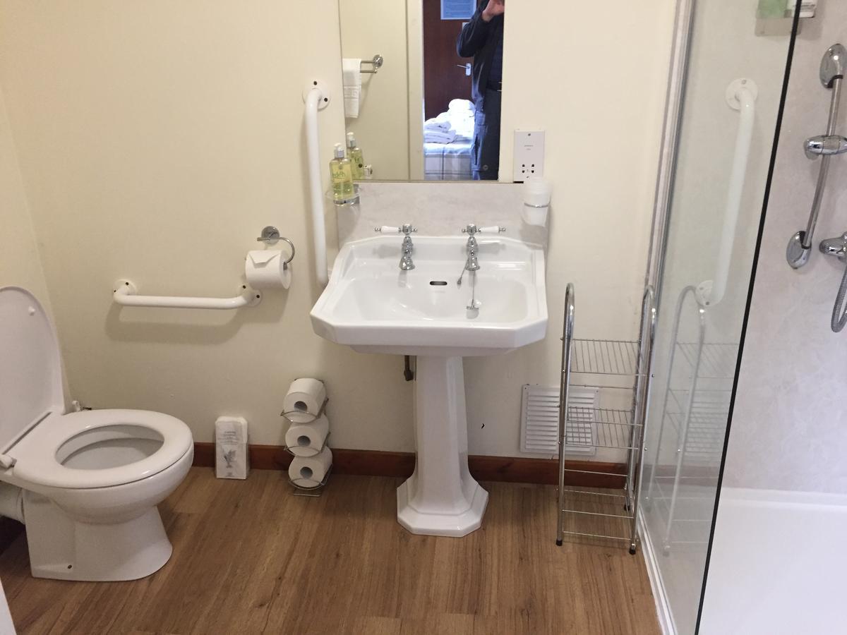 Corran Bunkhouse Hotel Exterior foto A typical bathroom in a UK hotel