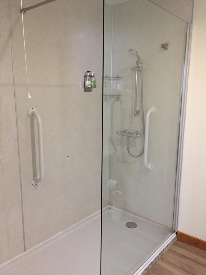 Corran Bunkhouse Hotel Exterior foto A shower enclosure