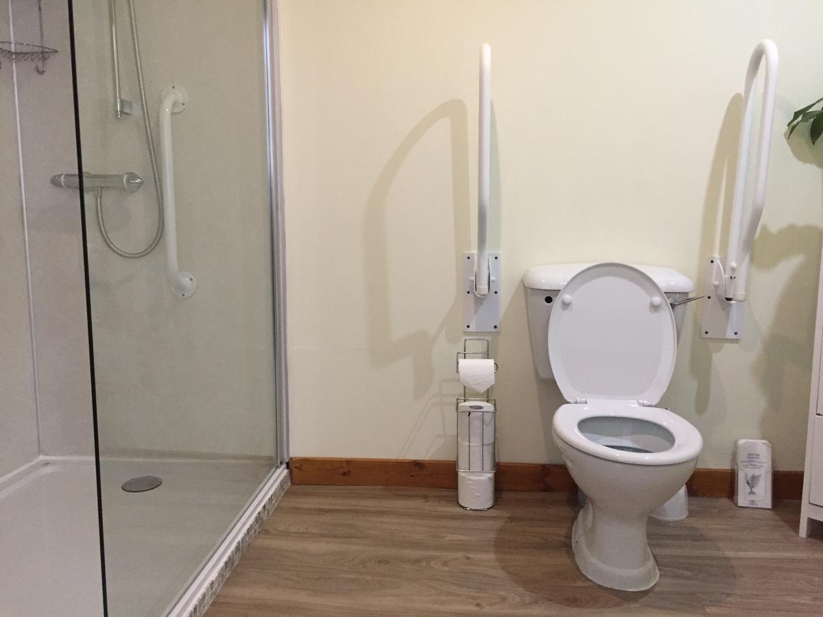 Corran Bunkhouse Hotel Exterior foto Disabled toilet alarm