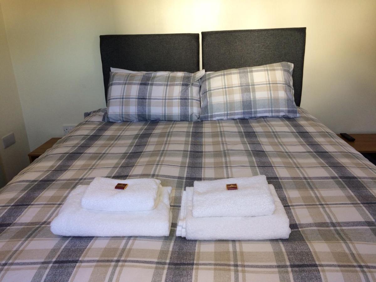 Corran Bunkhouse Hotel Exterior foto A bed with towels