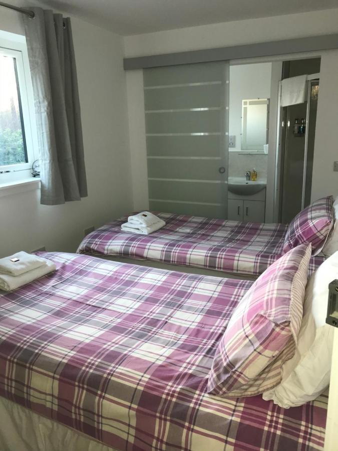 Corran Bunkhouse Hotel Exterior foto A room at the station